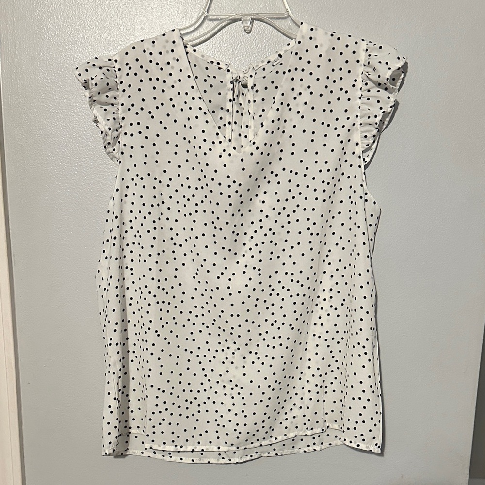 ❤️ 3/$10 Polka Dot Ruffle Sleeve Top